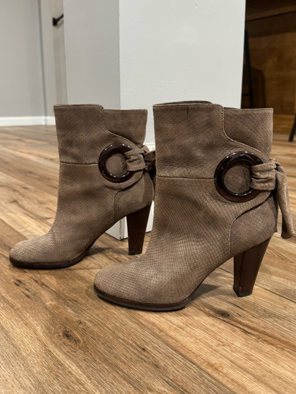 ISOLA Chic Beige Boho Snakeskin Print Heeled Ankle Booties W/ Bows | Size 8